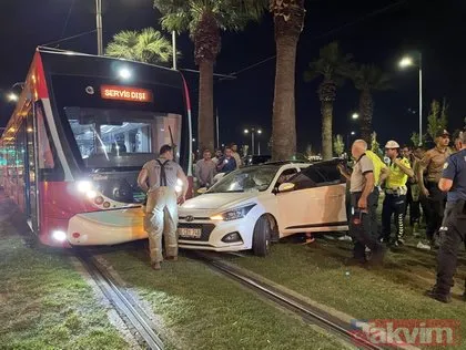 İzmir’de korkutan kaza! Kontrolden çıkan otomobil tramvaya yoluna daldı