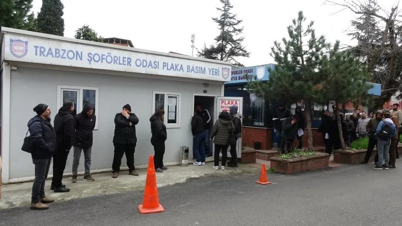 140-bin-liralik-ceza-kuyrugu-app-plaka-kullananlar-basim-atolyesine-kostu-1772801652857.jpeg 140 bin liralık ceza kuyruğu: APP plaka kullananlar basım atölyesine koştu-3