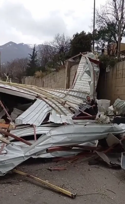 son-dakika-bursada-ortalik-savas-alanina-dondu-siddetli-lodos-catilari-ucurdu-1611668803559.jpg SON DAKİKA: Bursa'da ortalık savaş alanına döndü! Şiddetli lodos çatıları uçurdu-4