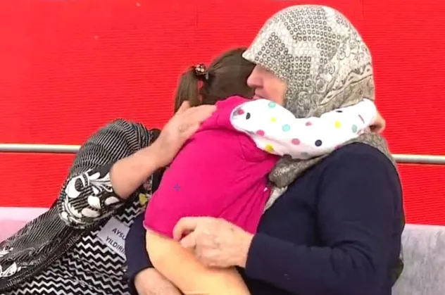 Müge Anlı'da duygu dolu anlar! Babasının bakıcıya bırakıp gittiği küçük Masal ailesine kavuştu! 5 Aralık