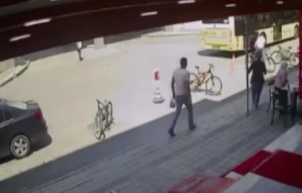 Sancaktepe'de İETT otobüsü dehşet saçtı! Karşıdan karşıya geçen küçük kıza çarptı: O anlar güvenlik kamerasında-3