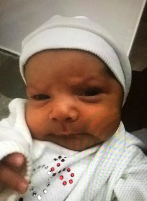 bu-aciya-yurek-dayanmaz-karyoladan-dusup-olen-30-gunluk-bebegini-kucaginda-adli-tipa-goturdu-1624863555427.jpg Bu acıya yürek dayanmaz! Karyoladan düşüp ölen 30 günlük bebeğini kucağında adli tıpa götürdü-4