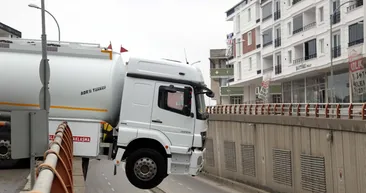Samsunda facianın eşiğinden dönüldü! El freni çekilmeyen tanker alt geçit korkuluklarında asılı kaldı