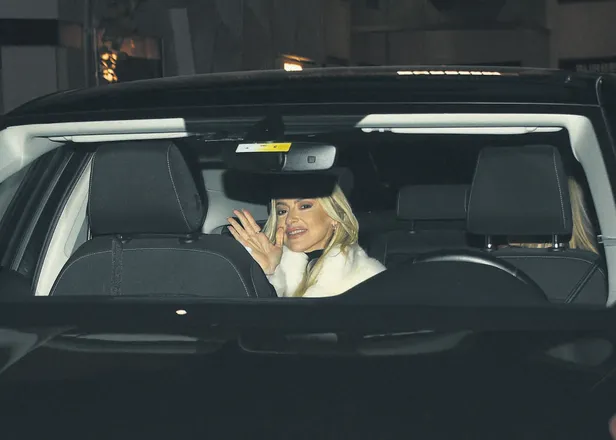 milyonluk-hadise-1668110625966.jpg Yeniköy’de 40 milyon TL’ye yalı dairesi aldığı iddia edilen Hadise arkadaşlarıyla İstinye'de yakalandı-2