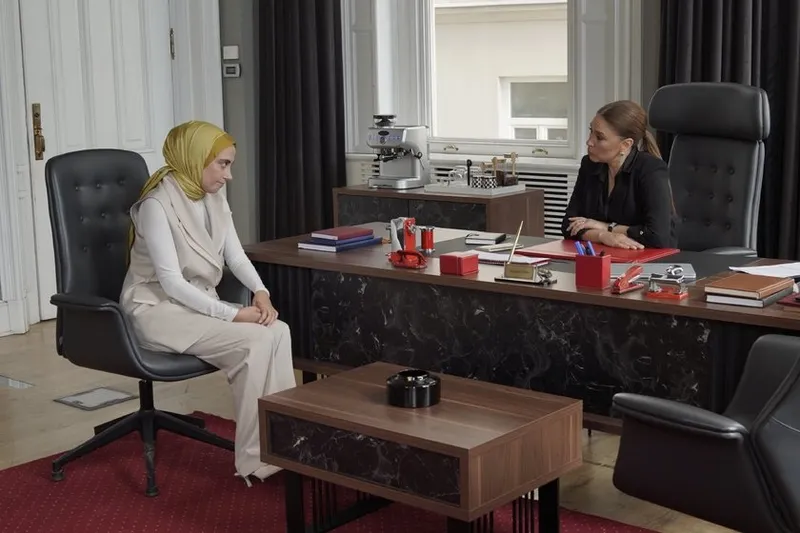 kizilcik-serbetinde-siraze-kaydiracak-veda-doga-deli-divaneye-donecek-42-oyuncu-diziden-ayrildi-derken-1717386631903.jpg Görkem deli divaneye dönecek! Kızılcık Şerbeti'nde şiraze kaydıracak veda; 4+2 oyuncu diziden ayrıldı derken...-8