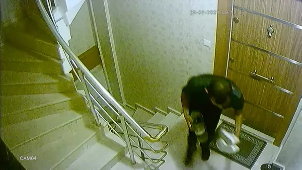 istanbul-sultangazide-ayakkabi-hirsizligi-guvenlik-kamerasinda-1630306773250.jpg