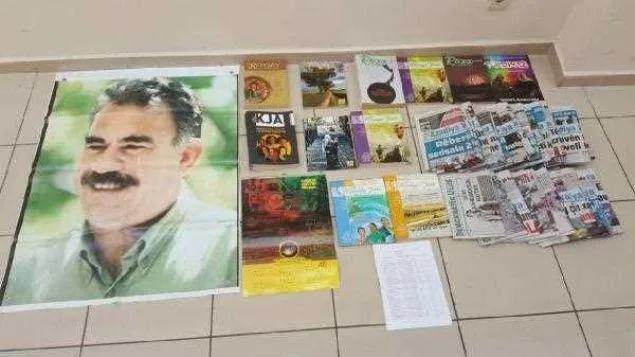 Gülen'in kitapları ile Öcalan posteri yanyana-1