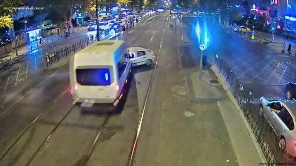 Fatih'te tramvay yolundaki feci kaza kamerada-4