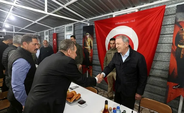 Bakan Akar afet bölgesinde: "Üstesinden gelemeyeceğimiz zorluk yok"-5