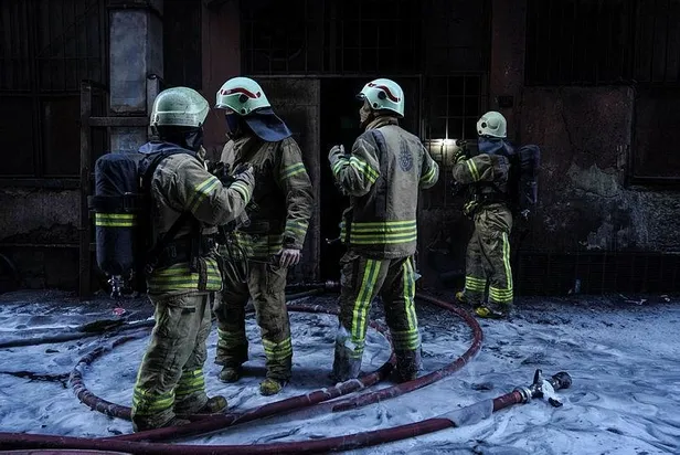 Son dakika: İstanbul Bayrampaşa'da sanayi sitesinde yangın-2