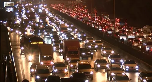 son-dakika-istanbulda-yollar-kilit-trafik-durma-noktasina-geldi-yogunluk-78-seviyelerine-cikti-1611592608970.jpeg