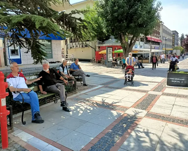 en-az-vaka-gorulen-illerden-olan-edirnede-banklar-yeniden-yerlerine-konuldu-1624450981047.jpg En az vaka görülen illerden olan Edirne'de banklar yeniden yerlerine konuldu-5