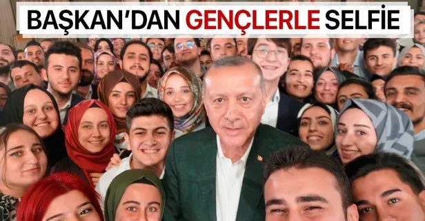 Başkan Recep Tayyip Erdoğan’dan gençlerle selfie