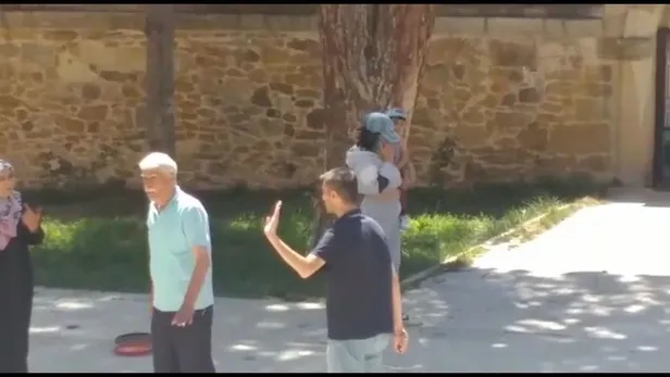 yozgatta-dehset-anlari-beyzanur-mus-2-yasindaki-cocugunun-gozleri-onunde-bicaklandi-biraz-sevmek-istedim-diye-1661587805732.jpeg Yozgat'ta dehşet anları! Beyzanur Muş 2 yaşındaki çocuğunun gözleri önünde bıçaklandı... "Biraz sevmek istedim diye saldırdı"-2