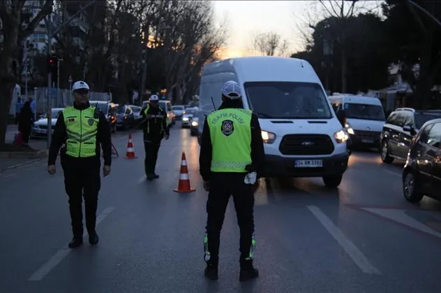 Son dakika: Sokağa çıkma kısıtlamasını ihlal eden 21 bin 495 kişiye işlem uygulandı