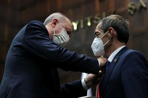 Başkan Erdoğan CHP'den ayrılıp AK Parti'ye katılan Nejat Önder'e rozet taktı