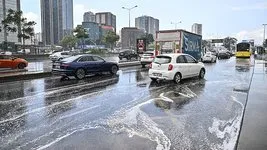 İstanbul’da kısa süreli yağış trafiği vurdu! Araçlar zor ilerledi duraklar doldu...