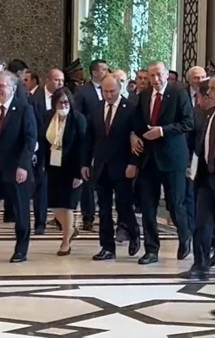 Başkan Erdoğan ve Vladimir Putin'in kol kola toplantıya gitmesi sosyal medyada gündem oldu