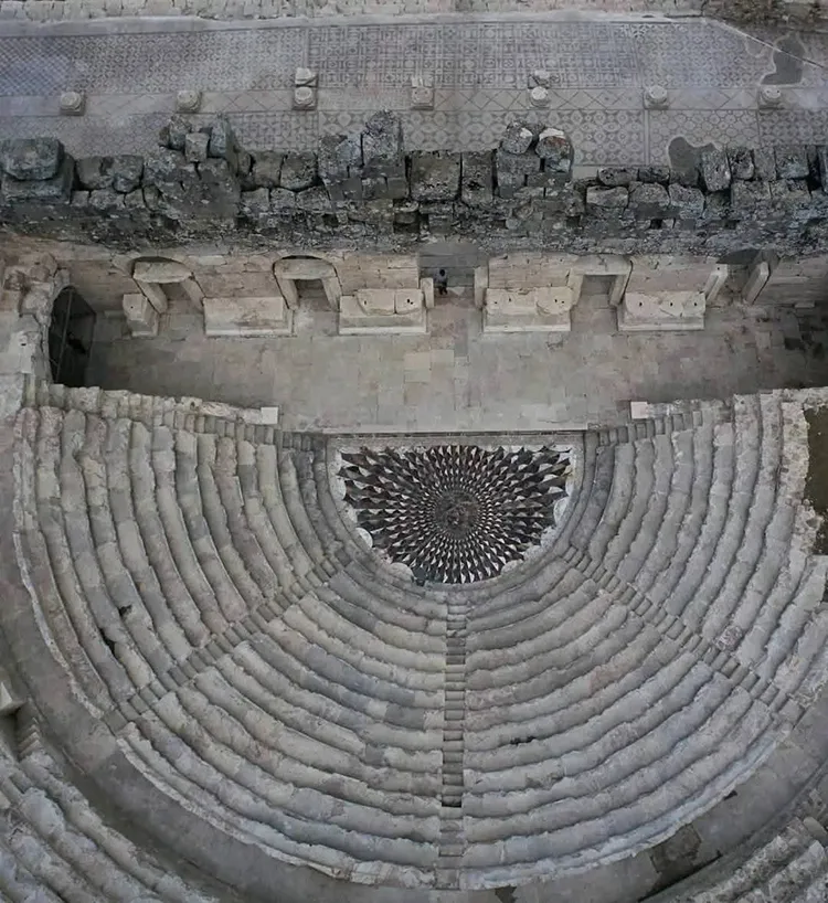 tasa-cevirdigine-inaniliyor-2-bin-yillik-medusa-mozaigi-ziyarete-acildi-1775050411115.jpg Taşa çevirdiğine inanılıyor! 2 bin yıllık Medusa Mozaiği ziyarete açıldı-5