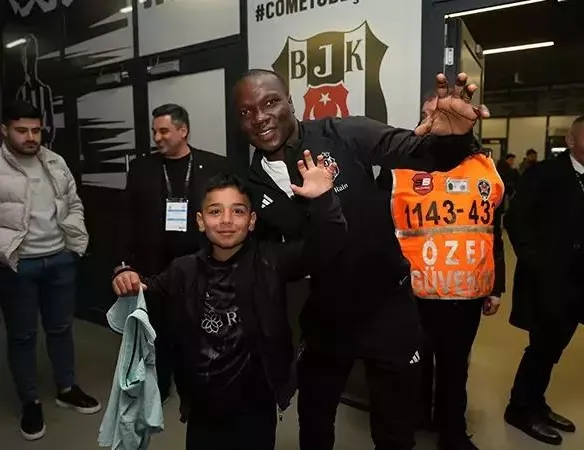 Minik Emir Aboubakar ile bir araya geldi