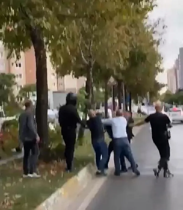 dugun-cikisi-kavga-ayirmak-isterken-dayak-yedi-1663833184233.jpeg Düğün çıkışı kavga! Ayırmak isterken dayak yedi-4