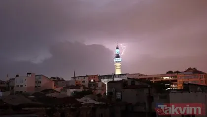 İstanbul’da şimşekler gökyüzünü aydınlattı