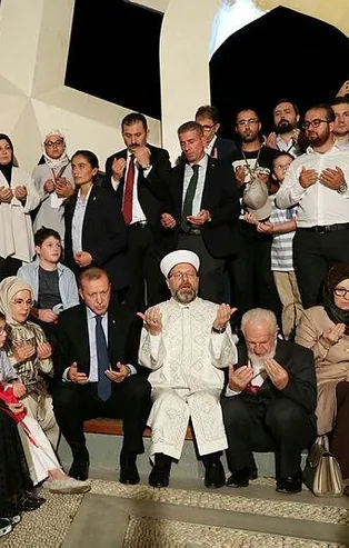 Erdoğan, Şehitler Makamı'nda dua etti