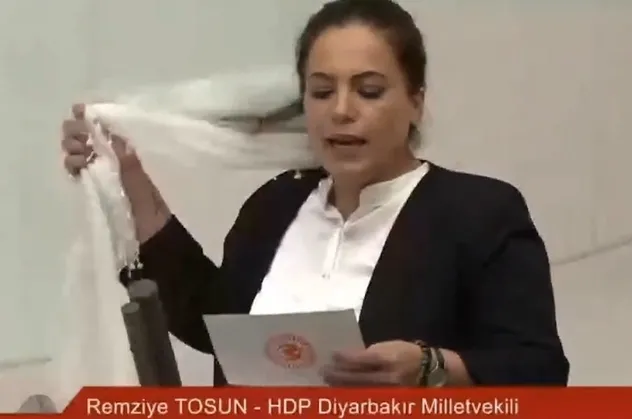 TBMM'de çirkin provokasyon! HDP Diyarbakır vekili Remziye Tosun bebek katili Öcalan için özgürlük isteyip tülbendini fırlattı