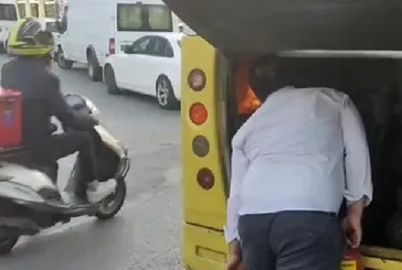 İETT şoförü yanan motorunu üfleyerek söndürmeye çalıştı