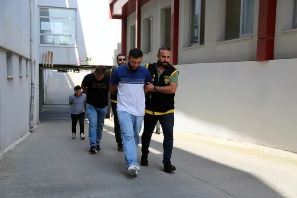 adanada-iki-aile-arasinda-6-kisinin-yaralandigi-silahli-kavga-cocuklarin-oynadigi-topun-otomobile-carpmasi-son-1657702297091.jpg Adana'da iki aile arasında 6 kişinin yaralandığı silahlı kavga çocukların oynadığı topun otomobile çarpması sonucu çıktı-2