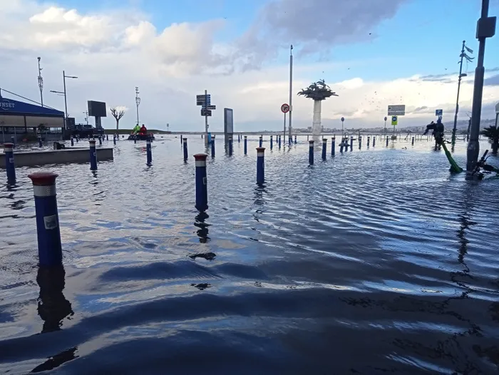 izmirde-deniz-tasti-sokaklar-su-altinda-kaldi-vatandaslar-magdur-oldu-1700984599840.jpg