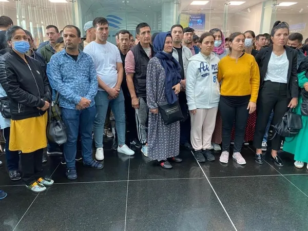 ulkelerine-gidemeyen-turkmenler-istanbul-havalimaninda-bekliyor-1660224907097.jpg