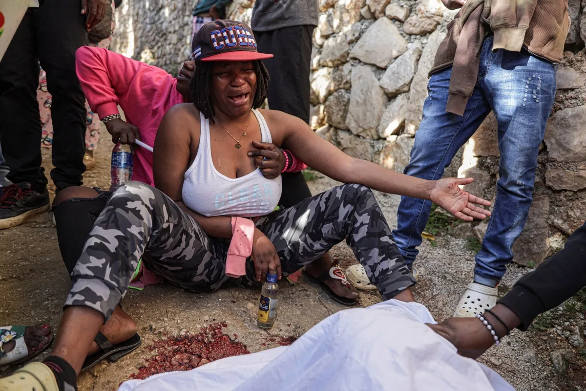 haitide-cete-ayaklanmasi-beldeyi-ele-gecirmek-istediler-43-olu-1787628303983.jpeg Haiti'de "gangster" ayaklanma! Beldeyi ele geçirmek için katliam yaptılar: Onlarca ölü ve yaralı-3