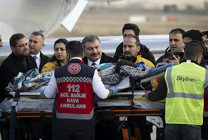 son-dakika-turkiye-ilk-kez-gazzeden-yarali-getirdi-3u-de-cocuk-saglik-bakani-fahrettin-koca-karsiladi-1700753049459.jpeg Son dakika: Türkiye ilk kez Gazze'den yaralı getirdi! 3'ü de çocuk! Sağlık Bakanı Fahrettin Koca karşıladı-6