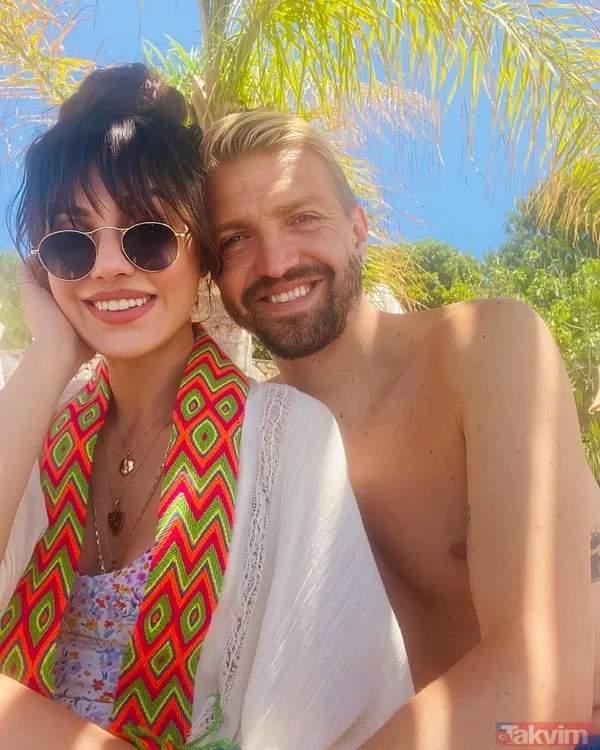 Şükran Ovalı siyah mayosunu giyip deniz yatağına sere serpe uzandı! Eşi Caner Erkin’e birbirinden iddialı pozlar verdi - 2