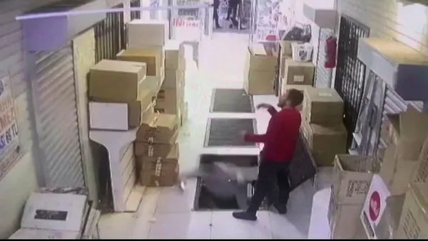 eminonunde-cep-telefonuna-bakarak-yuruyen-genc-izgaradan-asagi-dustu-telefonda-islerim-vardi-1645018627982.jpg Eminönü'nde cep telefonuna bakarak yürüyen genç ızgaradan aşağı düştü: Telefonda işlerim vardı-5