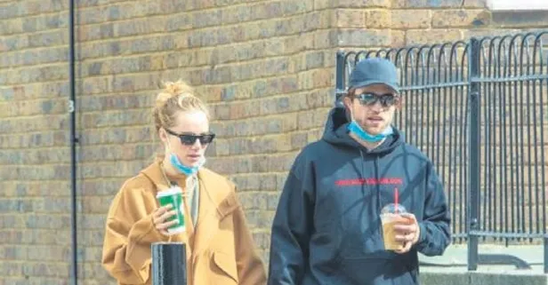 Robert Pattinson'dan sevgilisi model Suki Waterhouse'ye corona öpücüye