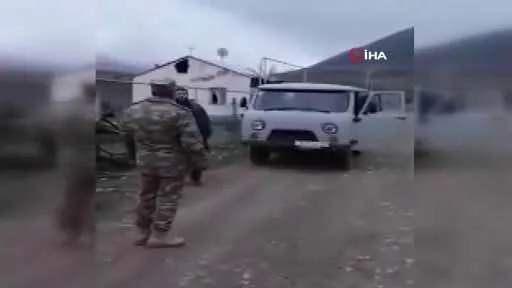 Azerbaycan askerinden zalimlere ders gibi hareket: Ağdam’ın tahliyesinde Ermeni sivillere yardım etti-2