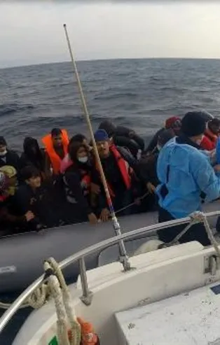 Yunan Sahil Güvenliği'nin ölüme terk ettiği 54 kaçak göçmeni Türk Sahil Güvenliği kurtardı