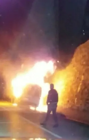 Son dakika: İstanbul'da minibüs alev alev yandı