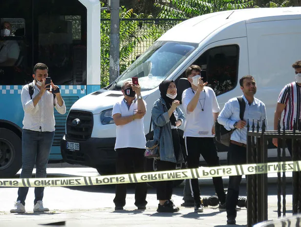 son-dakika-kadikoyde-chpnin-belediye-binasinda-intihar-girisimi-meydana-geldi-1591887178293.jpg Son dakika: Kadıköy'de CHP'nin belediye binasında intihar girişimi meydana geldi-1