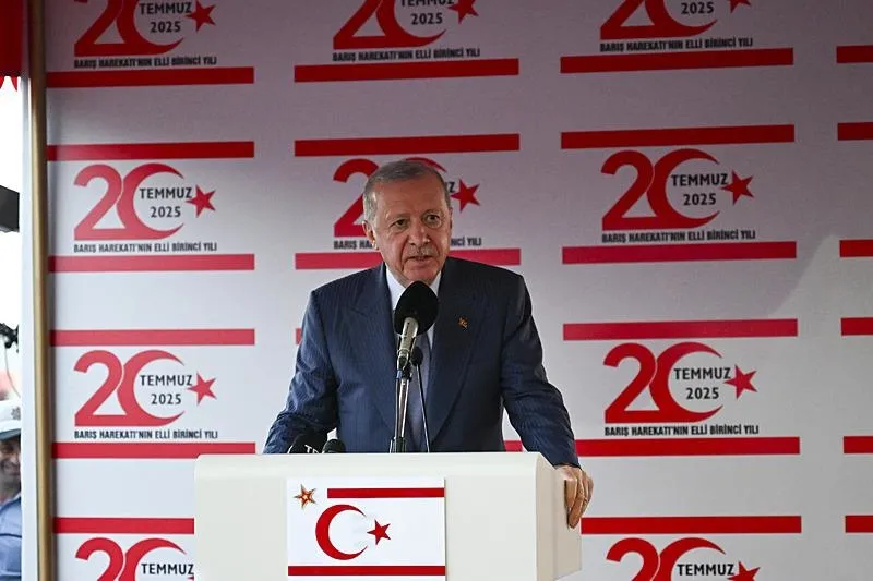 Başkan Recep Tayyip Erdoğan, Kuzey Kıbrıs Türk Cumhuriyeti (KKTC) Dr. Fazıl Küçük Bulvarı'nda düzenlenen 20 Temmuz Barış ve Özgürlük Bayramı Töreniʺne katıldı. (AA)