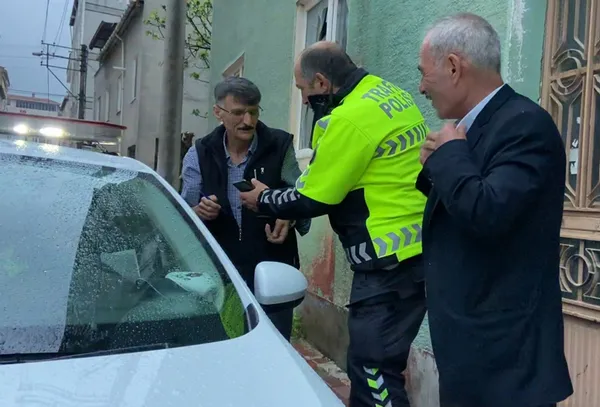 kaza-yapan-alkollu-surucu-trafik-polisine-sarilip-bayramlasti-1651585226378.jpg Kaza yapan alkollü sürücü trafik polisine sarılıp bayramlaştı-5