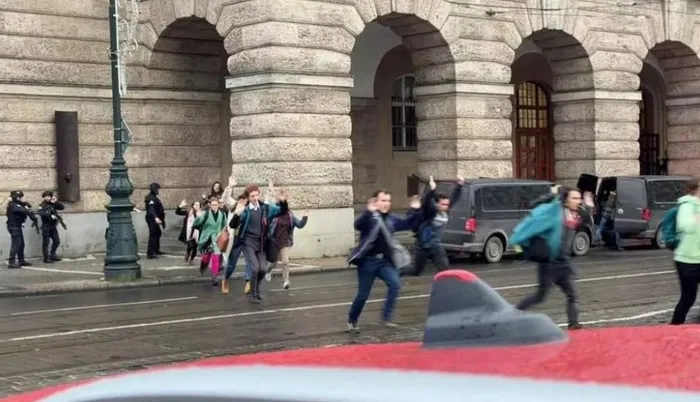 cekyanin-baskenti-pragda-hareketli-dakikalar-charles-universitesine-silahli-saldiri-duzenlendi-olu-ya-da-yaral-1703173470416.jpeg Babasını öldürdüğü ortaya çıktı | Prag'da Charles Üniversitesi'ne silahlı saldırı! 15 ölü 24 yaralı: İşte failin kimliği...-4