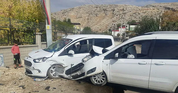 Diyarbakır'da iki hafif ticari araç çarpıştı: 1'i çocuk 4 yaralı