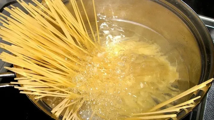 Beyazlayan bölgeye dikkatli bakın: Makarna böyleyse evinize sakın almayın!-6