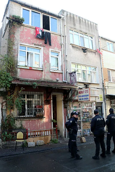istanbulda-korkunc-olay-emekli-baskomiser-kizini-basindan-vurdu-1574606800297.jpg İstanbul'da korkunç olay! Emekli başkomiser kızını başından vurdu-1