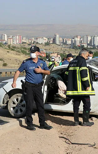 Kayseri'de feci kaza! Elektrik direğine girdi