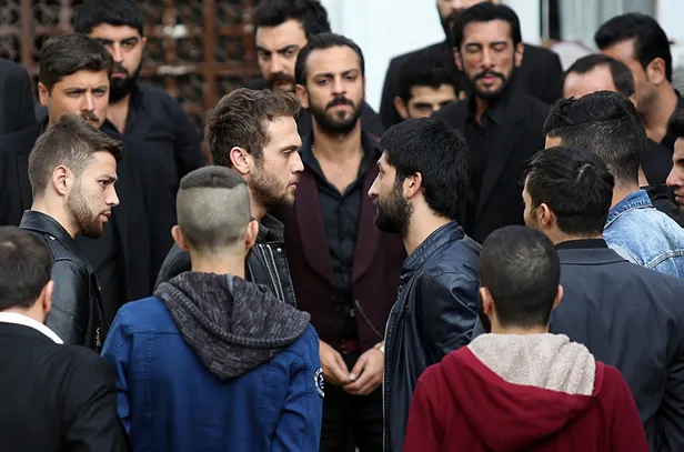 beklenen-oldu-cukurun-olay-isimleri-tufanlar-koparacak-tam-bir-daha-gelmezler-dendigi-anda-sovunu-yapti-1632466582225.jpg Beklenen oldu Çukur'un olay isimleri tufanlar koparacak! Tam bir daha gelmezler dendiği anda şovunu yaptı-7