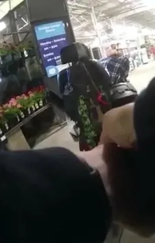 ABD'de tekerlekli sandalyeli şüpheliye kurşun yağdırarak öldüren Ryan Remington isimli polis memuru görevden alındı